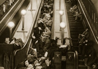 I londinesi cercano rifugio dalle bombe nella metropolitana, 1940 da English Photographer
